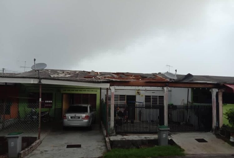 Rumah Rosak Dipukul Ribut Kosmo Digital