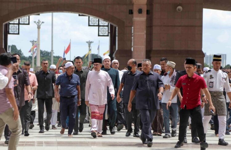 VIDEO Laungan Takbir Dan Reformasi Bergema Di Masjid Putra Kosmo