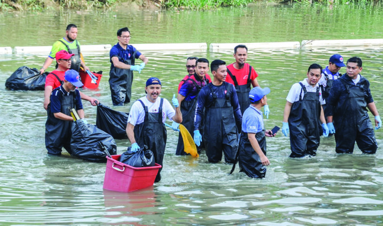 Mb Johor Kecewa Longgokan Sampah Dalam Sungai Skudai Kosmo Digital