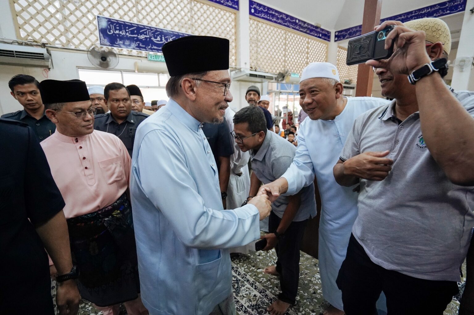 Anwar Solat Jumaat Bersama 1 000 Jemaah Di Dengkil Kosmo Digital