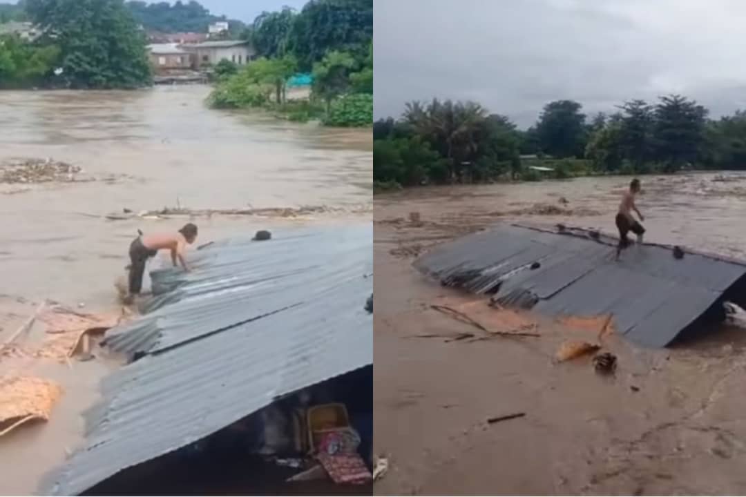 Lelaki berdiri atas bumbung ketika rumah dihanyut banjir