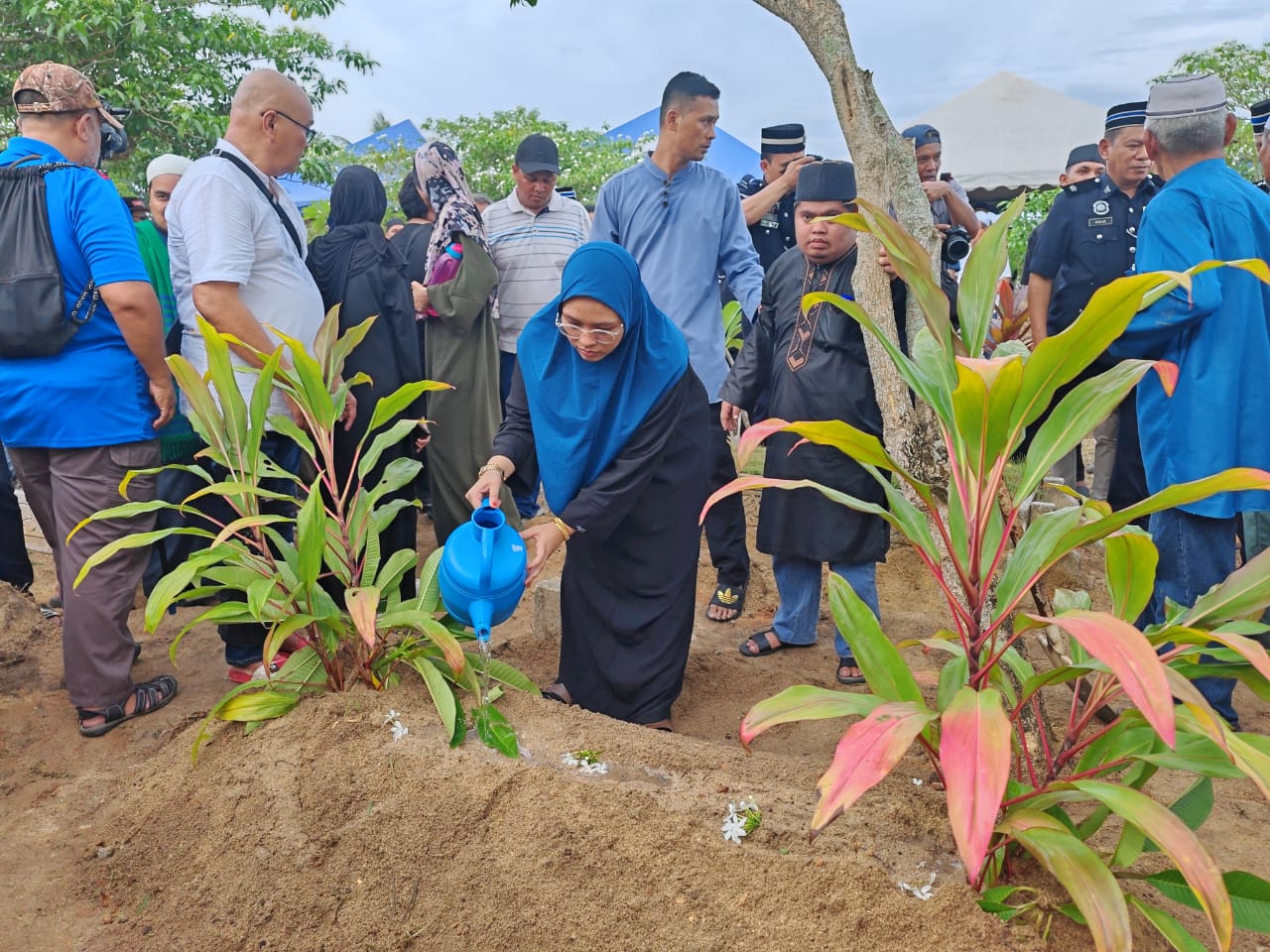 Serangan balai polis: Cuaca redup iringi pengebumian Muhamad Syafiq