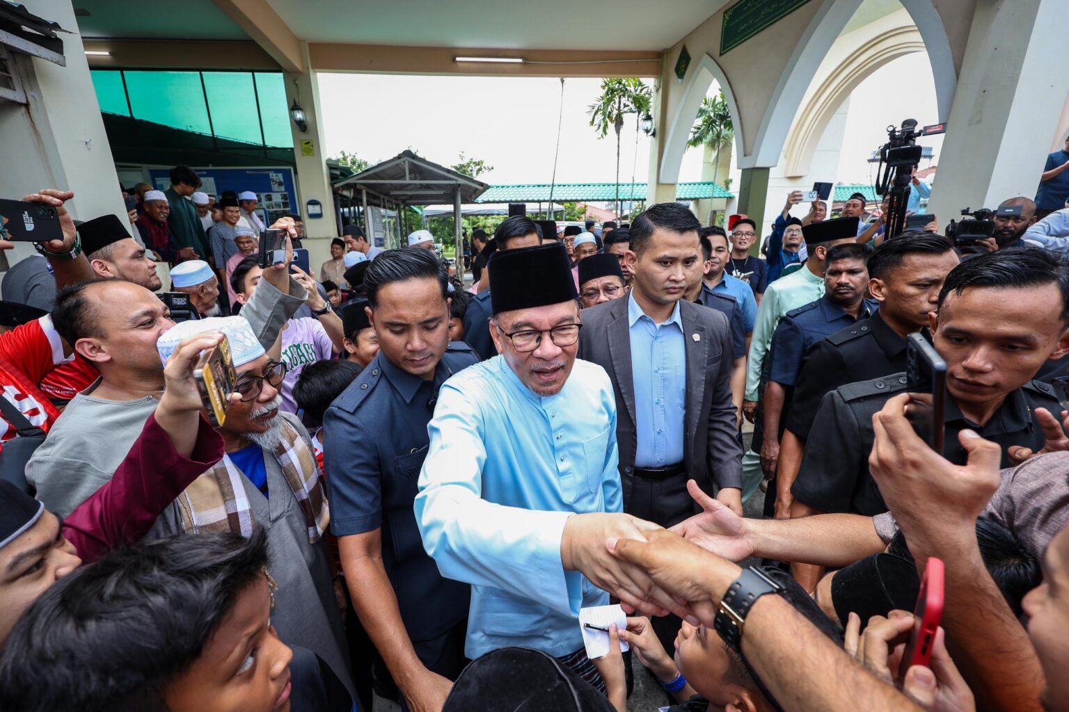 1 000 Jemaah Masjid Sungai Merab Solat Jumaat Bersama Anwar Kosmo Digital