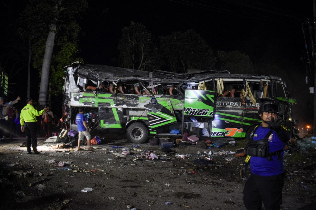 11 maut bas rombongan pelajar terbalik di Jawa Barat