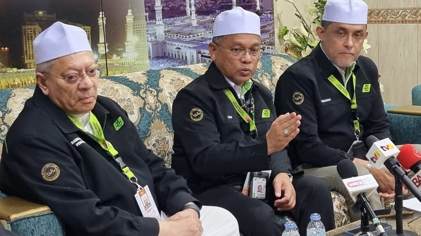 Jemaah haji sakit dibantu petugas untuk berwukuf