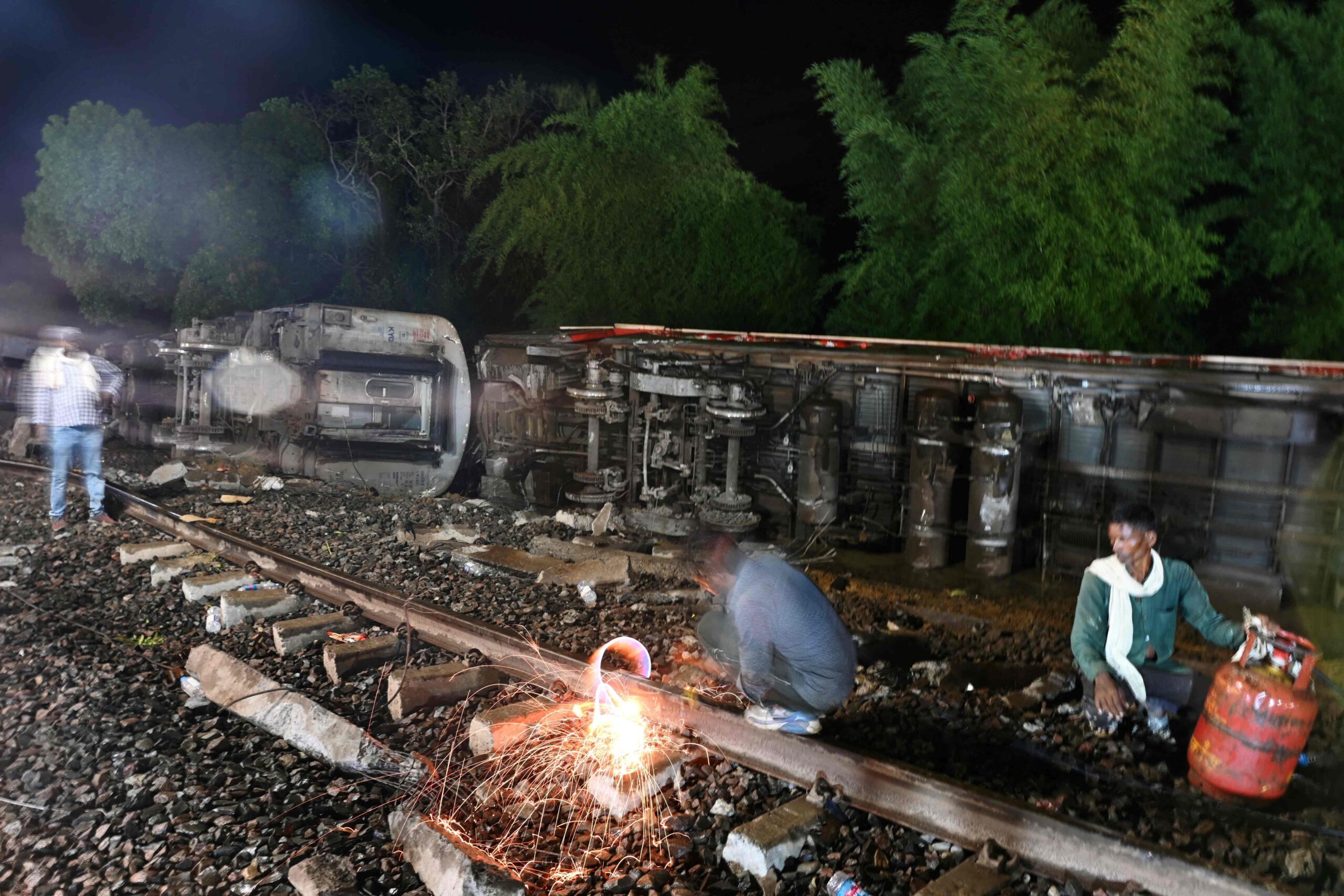 Tren penumpang tergelincir, 4 mati, 35 cedera 