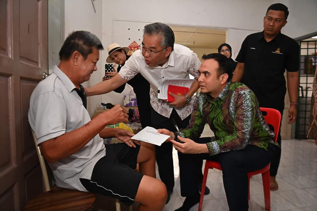 Anwar beri sumbangan kepada bekas jurutera elektrik hidap angin ahmar