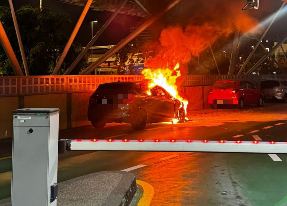 [VIDEO] Suami isteri warga Singapura cemas BMW terbakar di CIQ