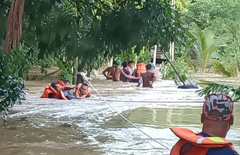 Banjir: 3 penduduk cemas berpaut pada pokok