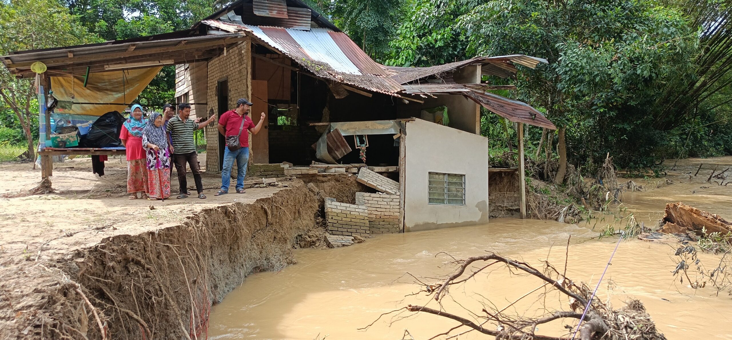 Penduduk terkejut rumah ‘ditelan’ Sungai Ketil