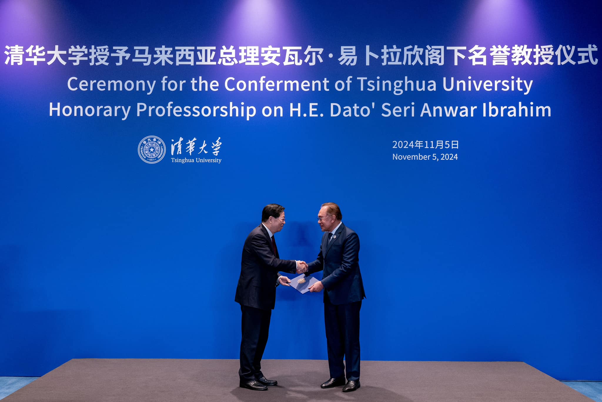 Anwar dianugerahkan profesor kehormat Universiti Tsinghua