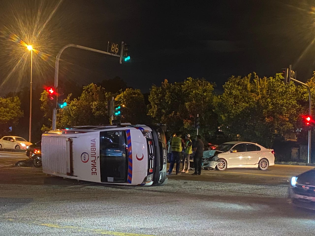 Ambulans terbalik depan hospital – Kosmo Digital