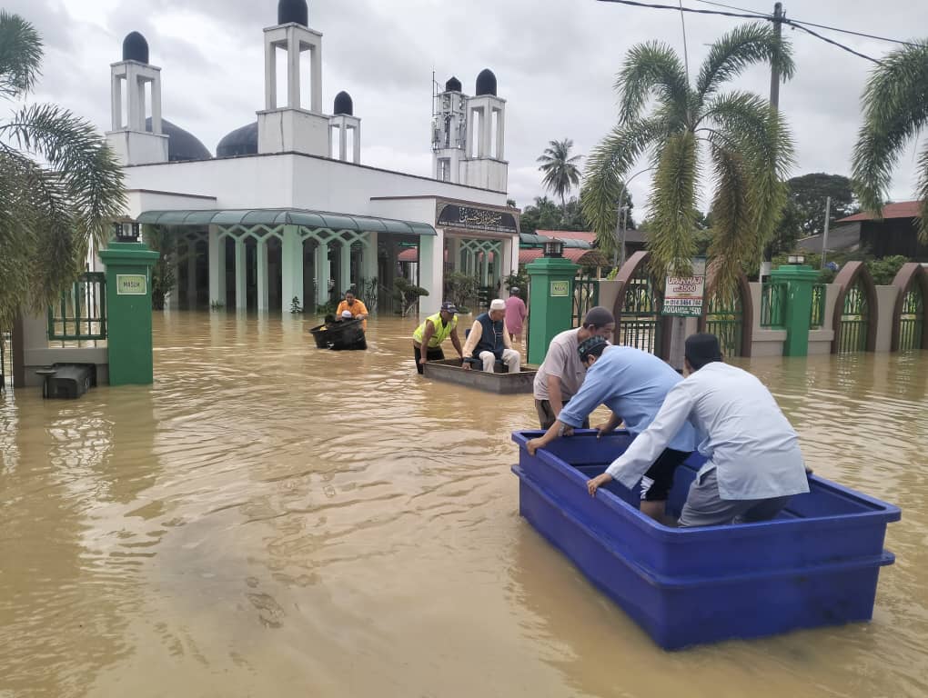 Jemaah naik ‘tong air’ tunai solat Jumaat