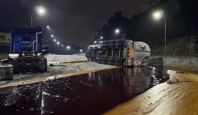 [VIDEO] Brek gagal berfungsi punca lori tangki terbabas di Lebuh Raya Karak