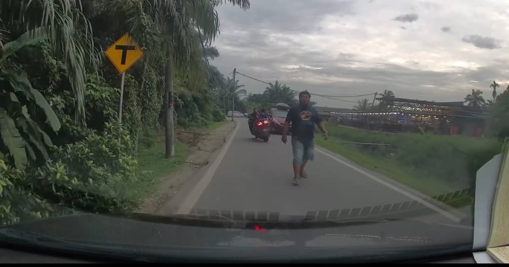 Kejar, baling batu sebelum berdamai