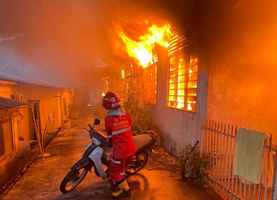 21 penghuni tinggal sehelai sepinggang, rumah terbakar