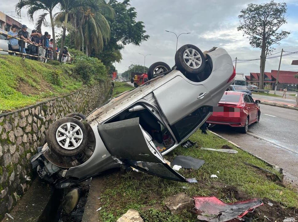 Warga emas pandu Nissan Almera maut dirempuh Toyota Vios