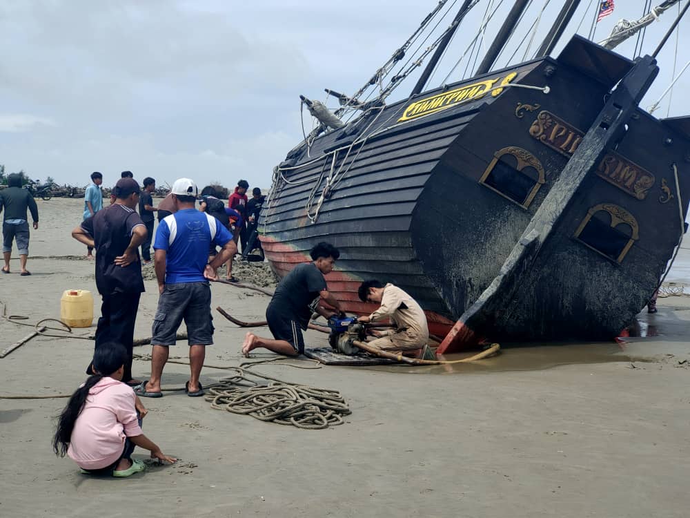 Empat lelaki Rusia selamat, kapal layar terkandas di beting pasir Kuala Oya