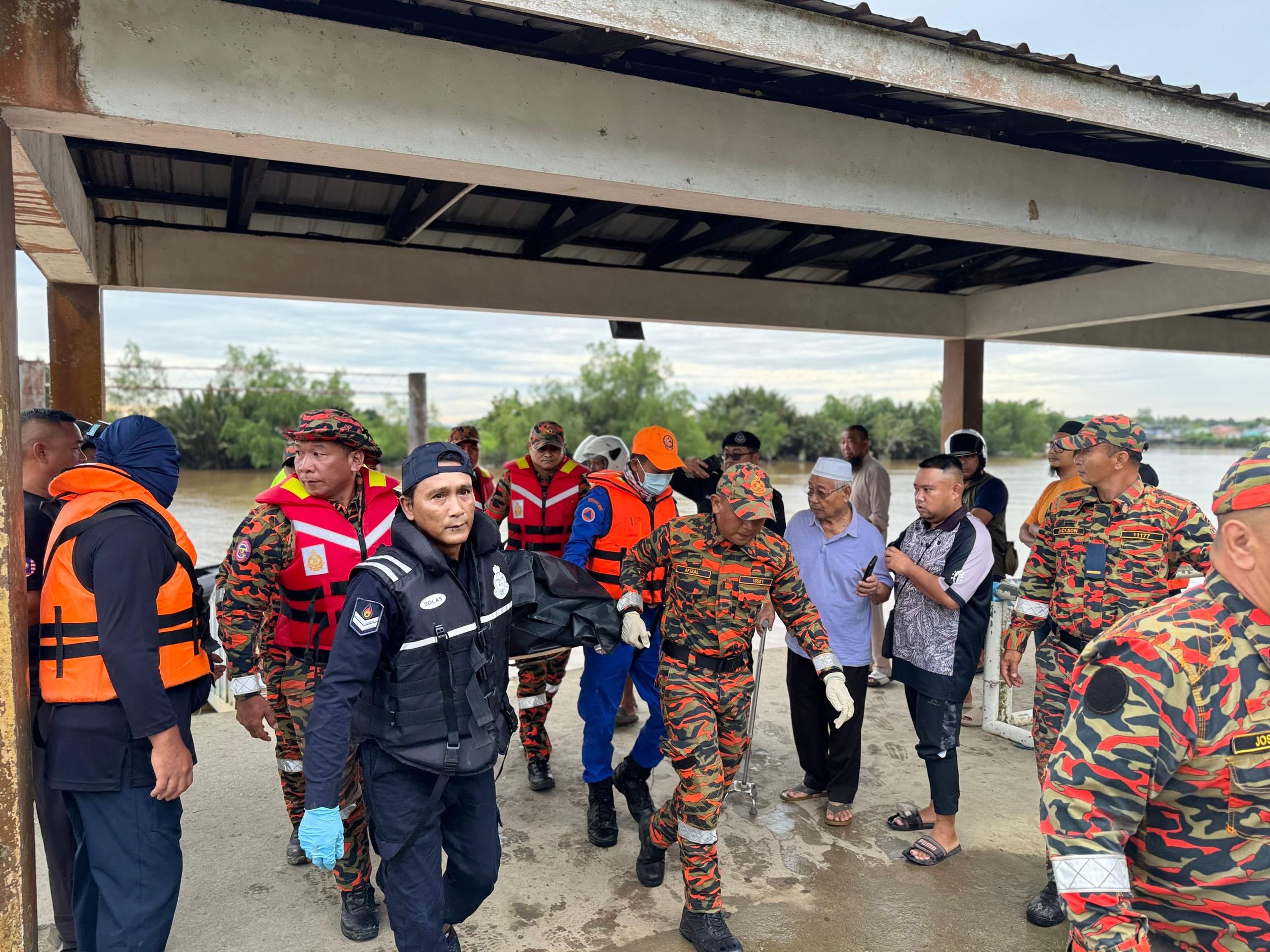 Lelaki warga emas jatuh sungai dijumpai lemas