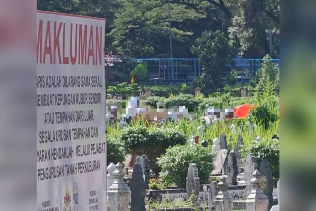 Tengah berzikir atau ritual memuja?