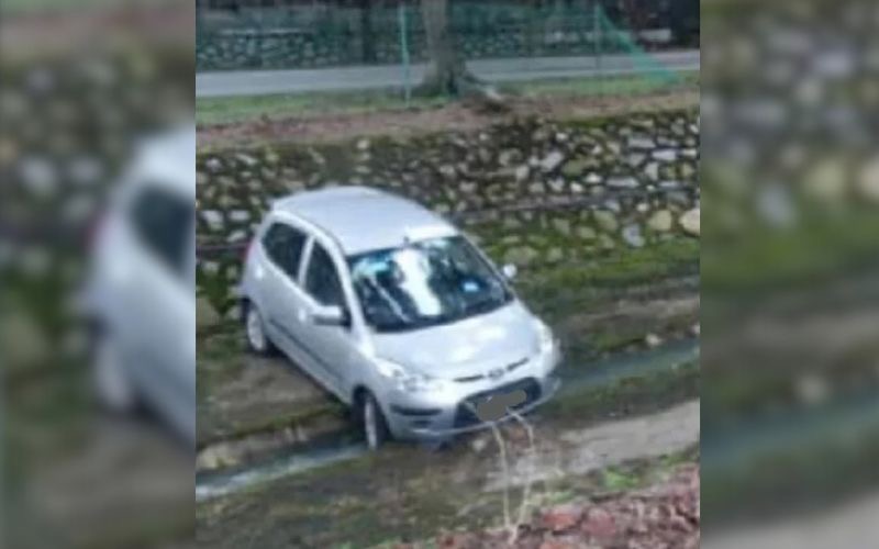 Warga emas cedera kereta terjunam dalam longkang