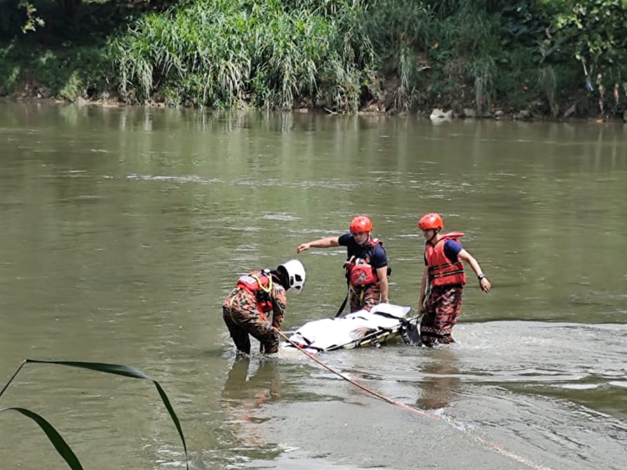 Mayat lelaki terapung dalam sungai