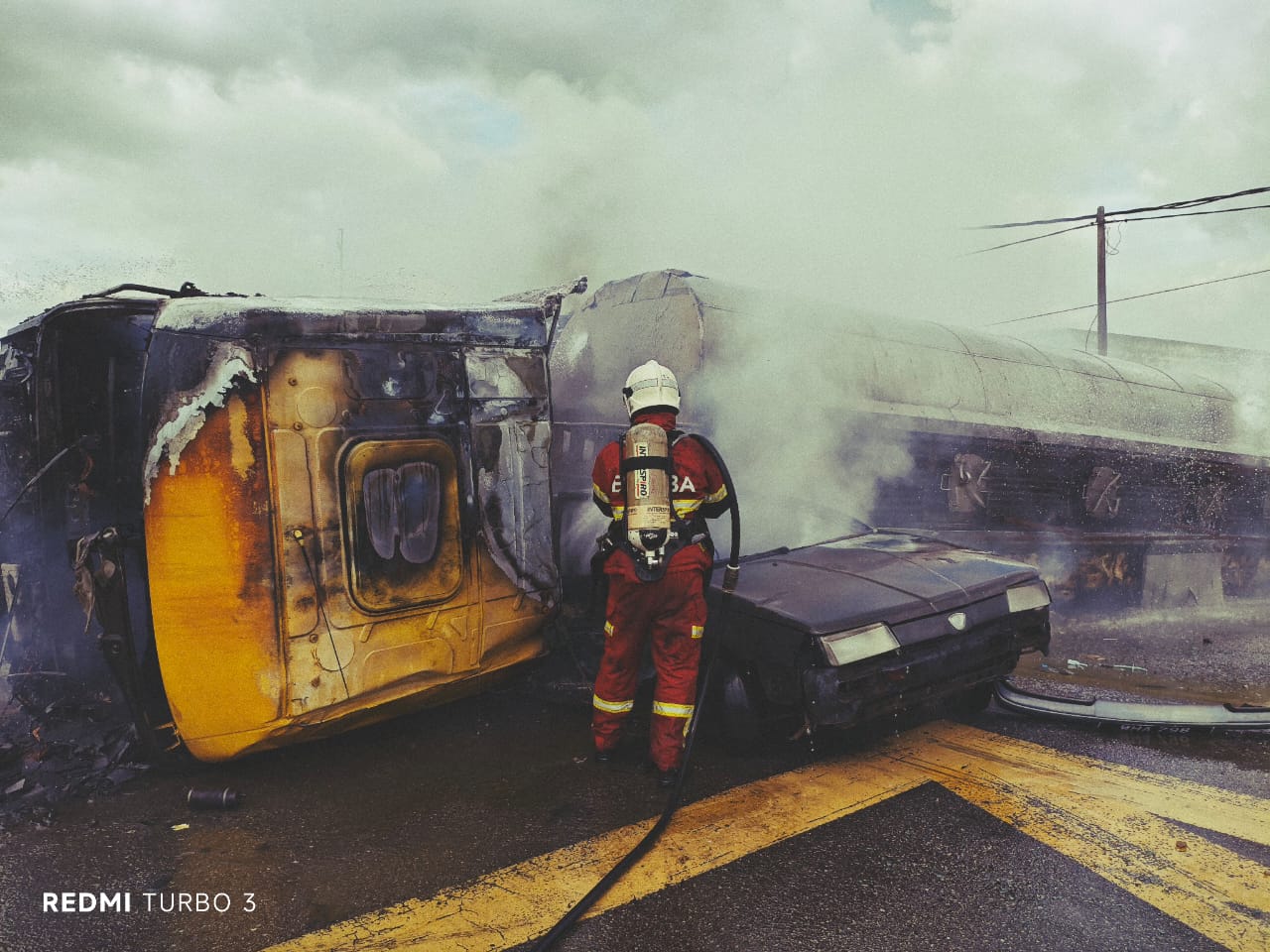 [VIDEO] 4 cedera, 3 selamat kemalangan tiga kenderaan terbakar