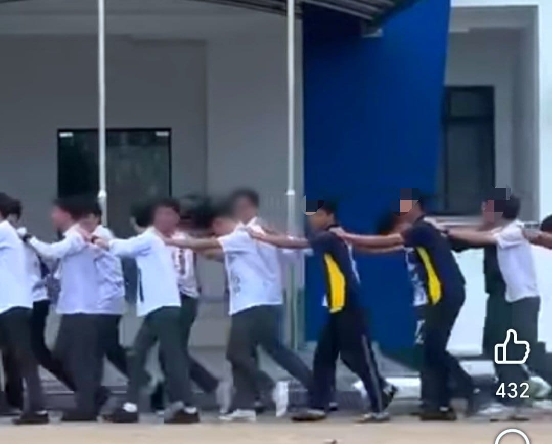 [VIDEO] Pelajar merempit selepas selesai SPM diarah ‘berkawad’ depan IPD