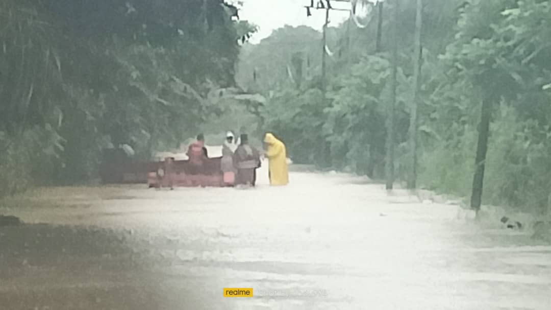 Kenderaan terkandas, 7 laluan di Sabah dinaiki air