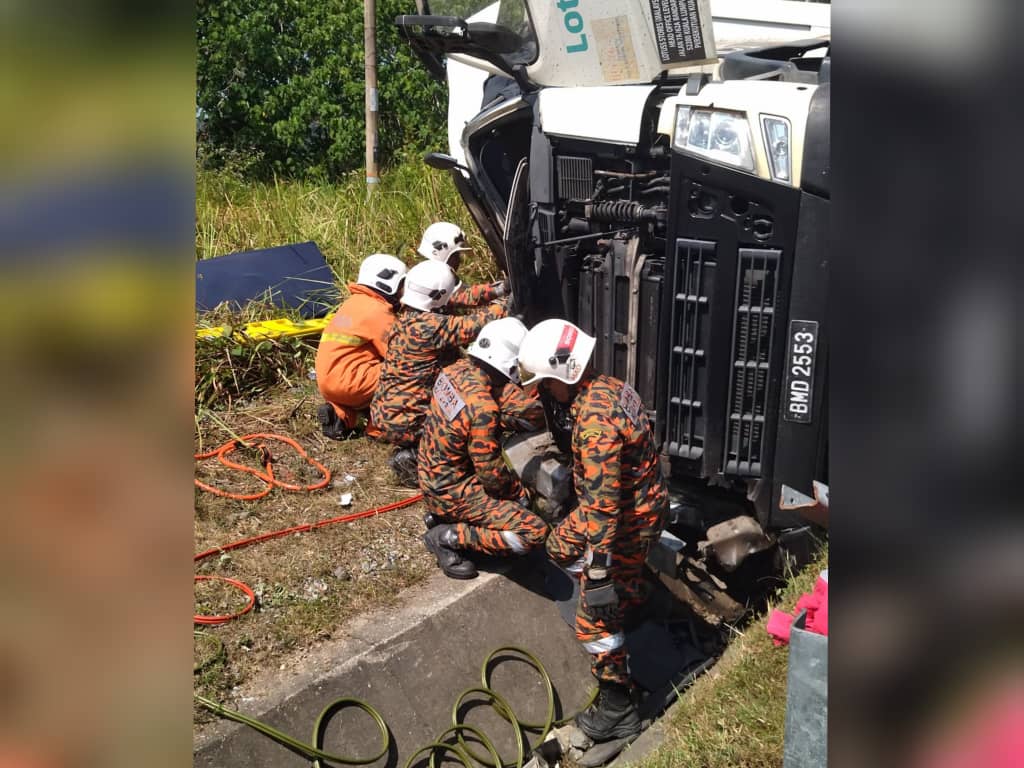 Kelindan maut tercampak keluar lori terbabas