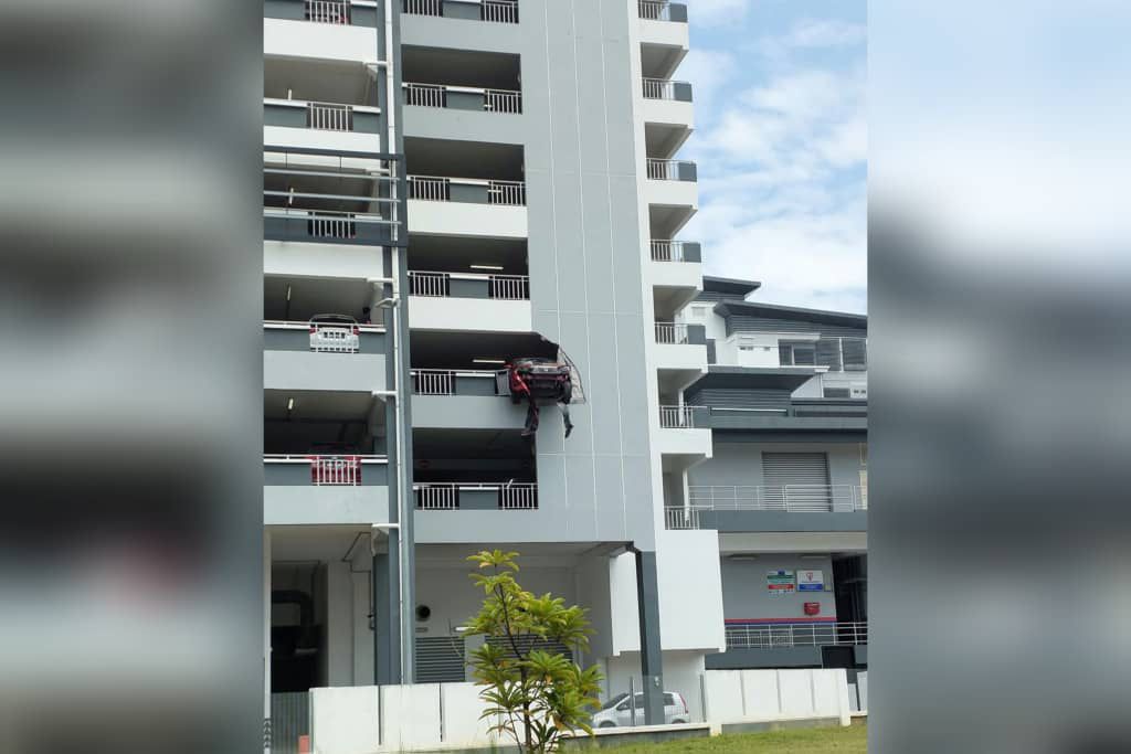 [VIDEO] Pemandu Honda nyaris jatuh parkir Hospital Serdang rupanya pesakit jantung