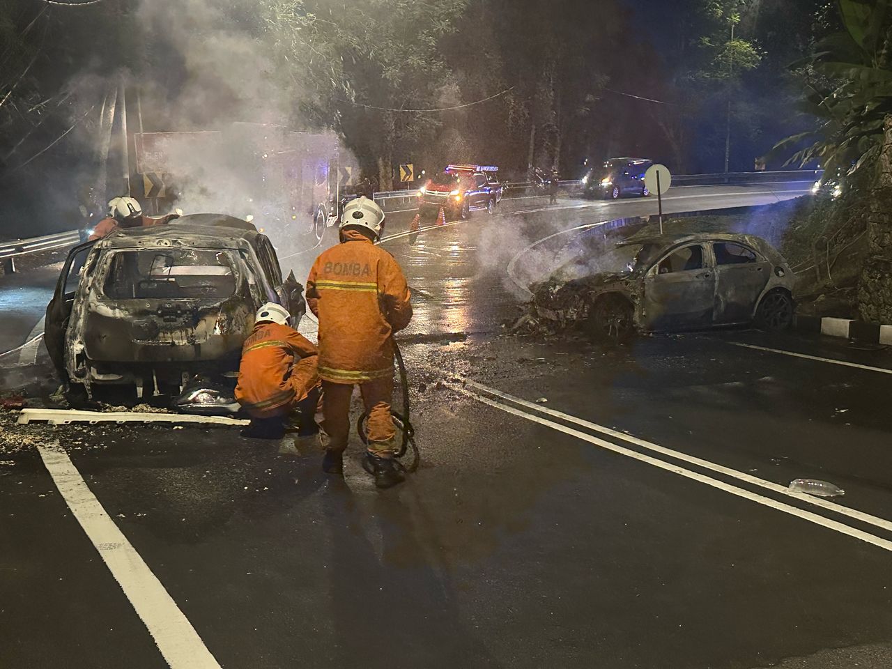 [VIDEO] 8 cedera Mercedes, Perodua Alza bertembung sebelum terbakar