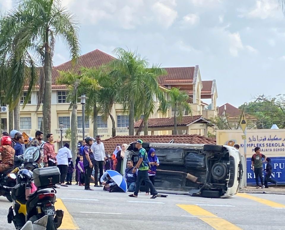 Pelajar sekolah terperangkap bawah kereta, dirempuh ketika lintas jalan