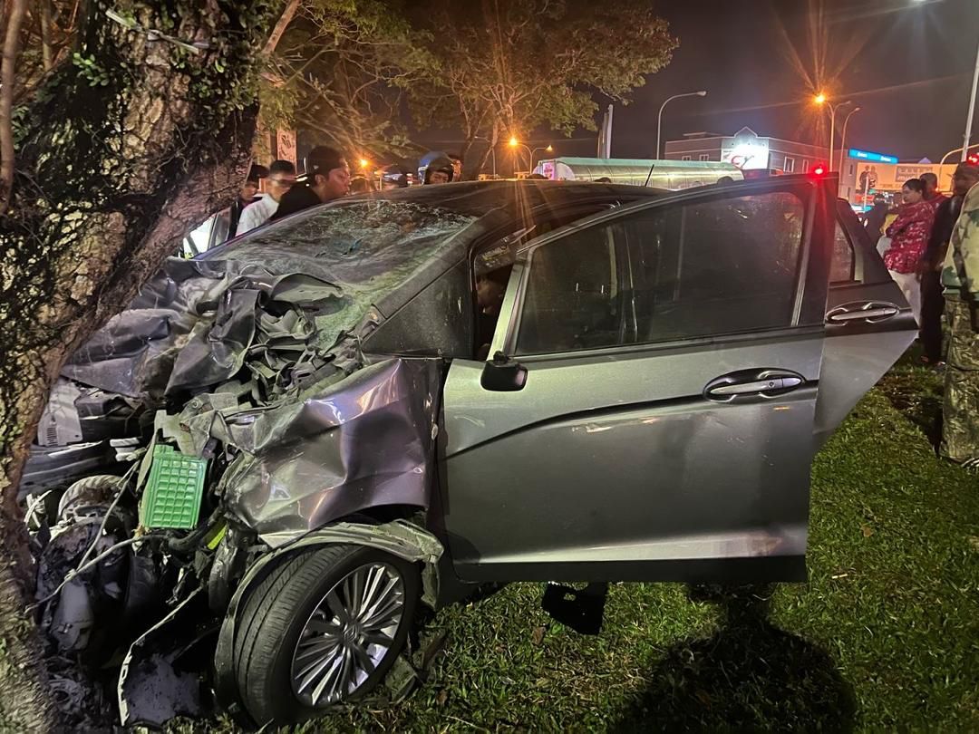 Seorang lagi remaja maut, nahas babit Honda Jazz di lampu isyarat