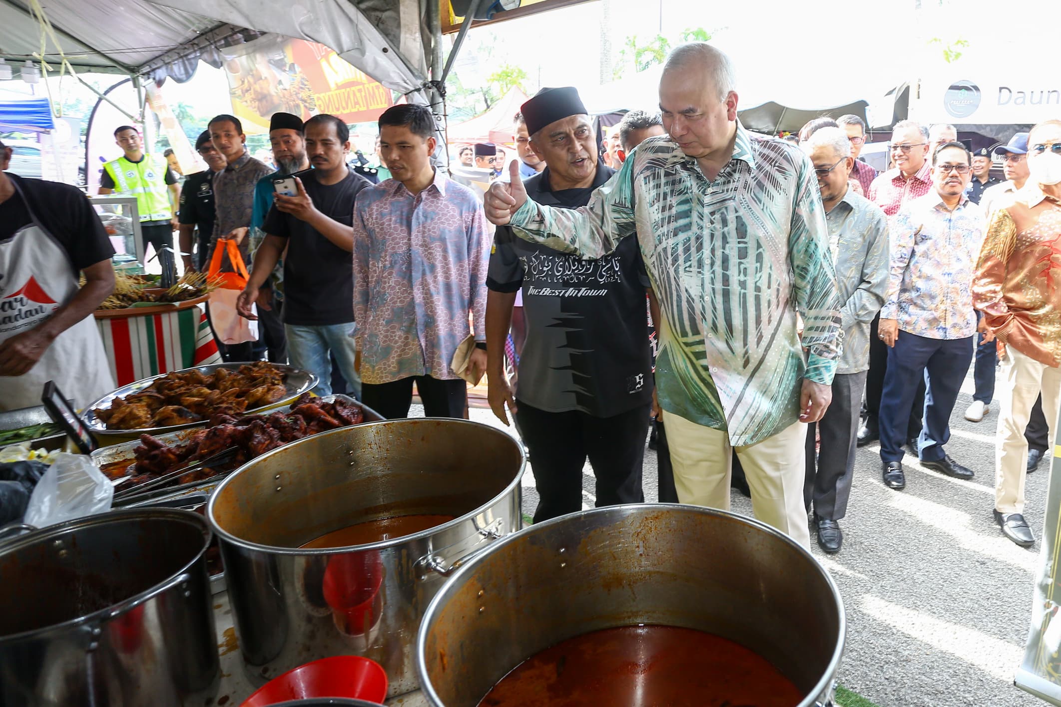 Sultan Nazrin berkenan melawat bazar Ramadan Stadium Perak