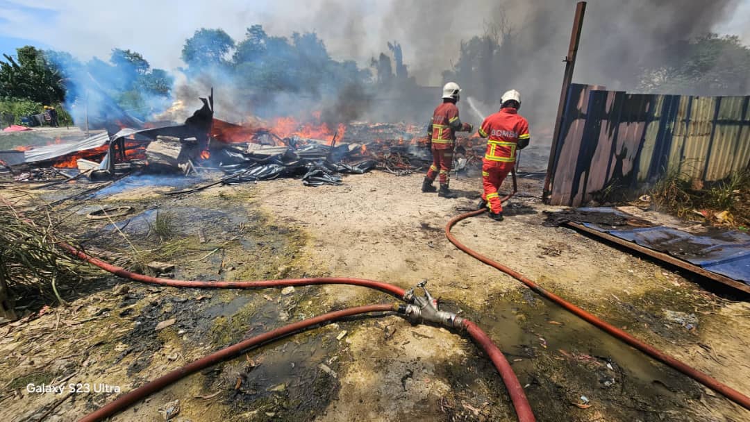 Suami isteri melecur rumah terbakar