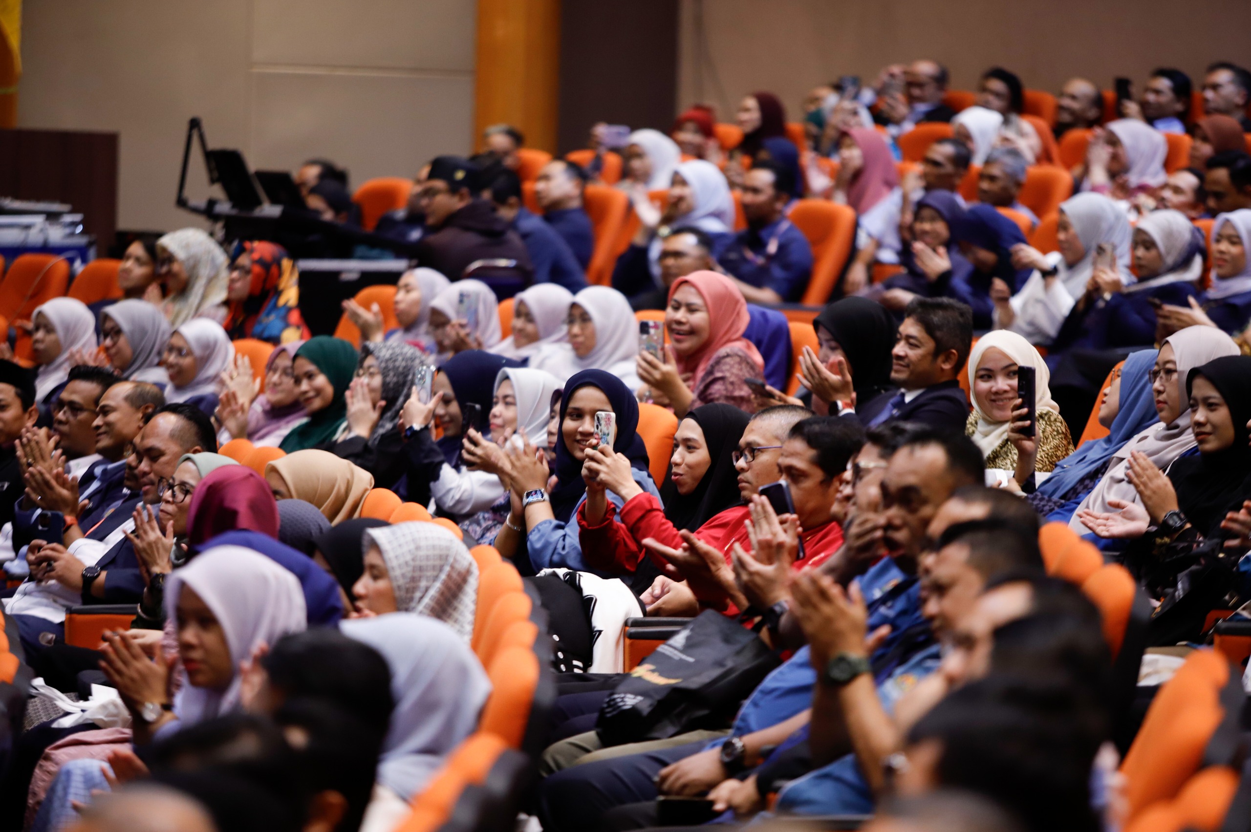 ‘Sebelum raya dapat sebulan gaji, selepas raya dapat setengah bulan lagi’