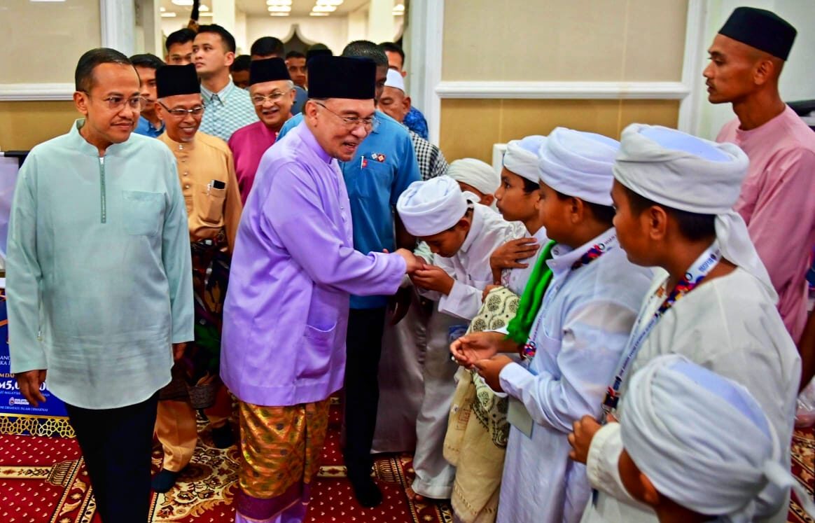 Guru Kafa, takmir, imam, bilal turut terima duit raya RM250 – Anwar