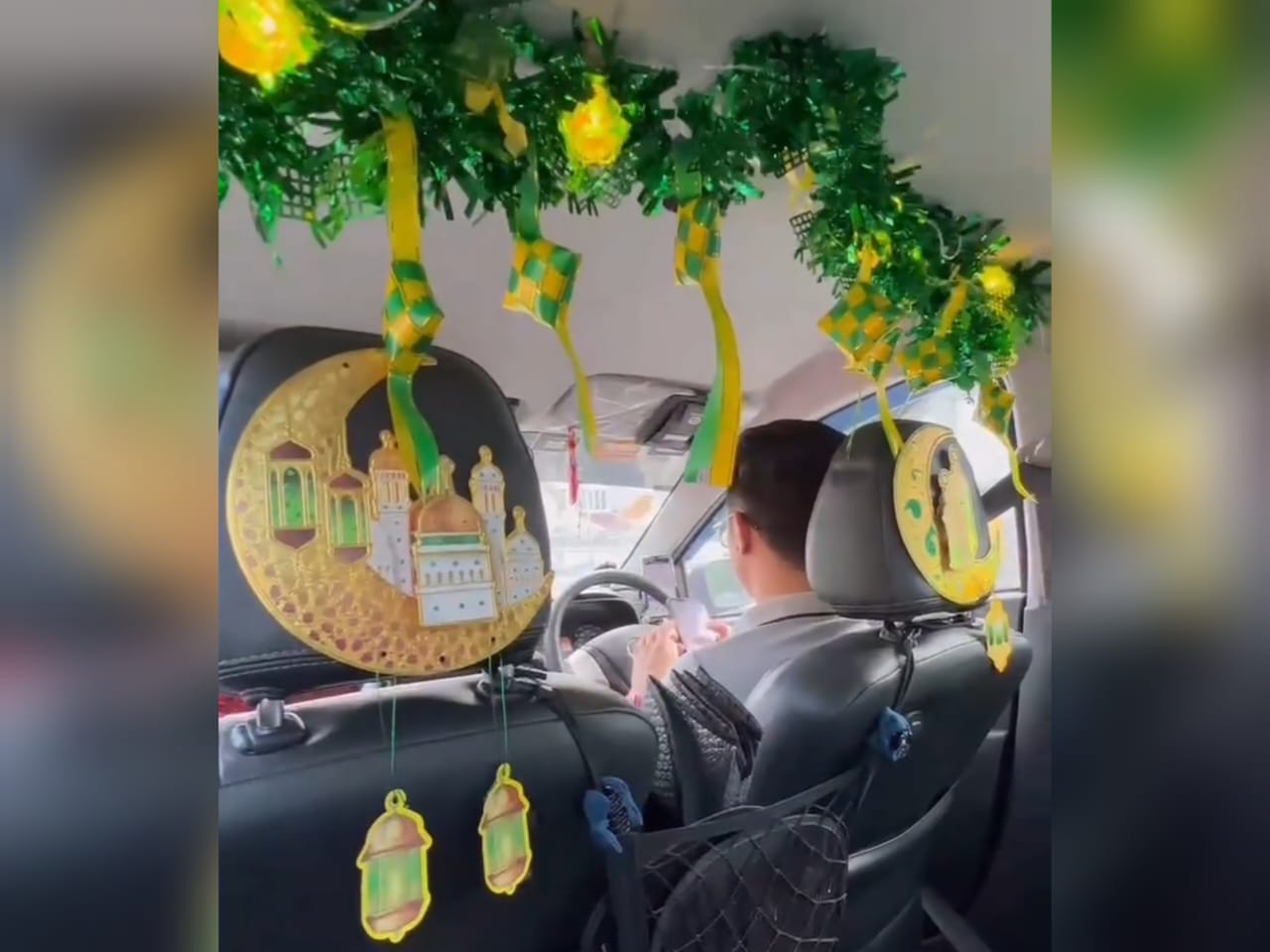 [VIDEO] Abang Grab Cina hias ketupat dalam kereta sambut raya