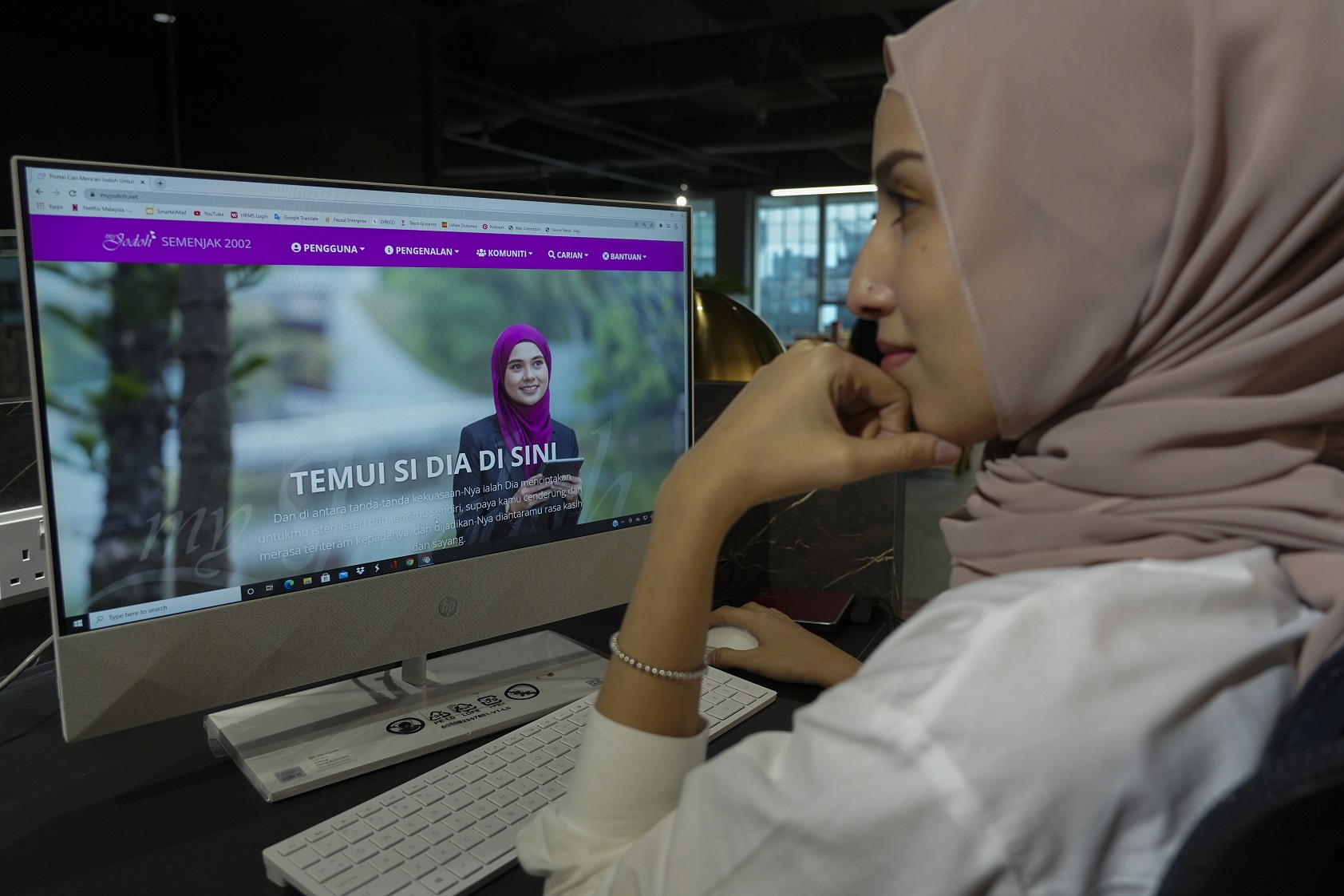 Wanita Cari Jodoh Online Kosmo Digital