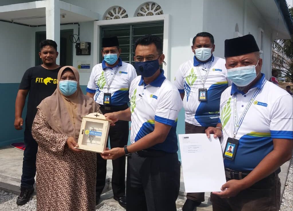 Ibu tunggal menangis terima rumah LZS - Kosmo Digital