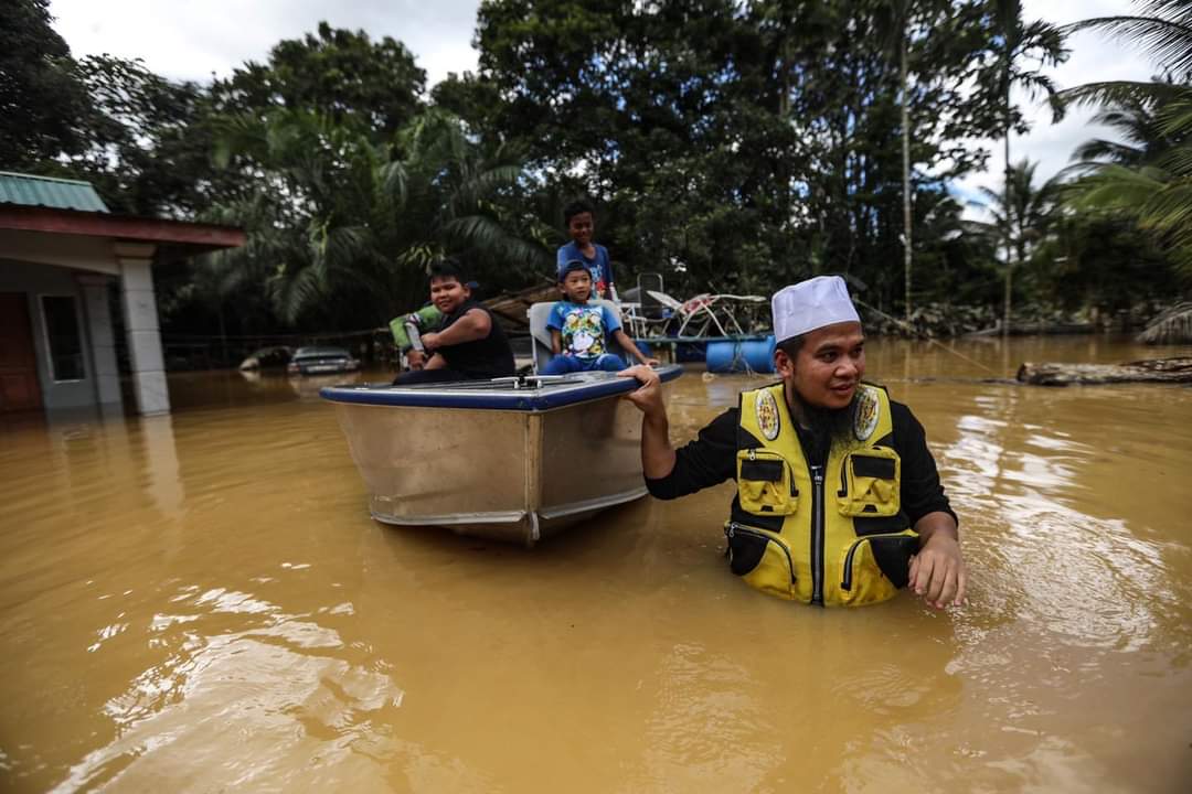 Ebit Lew hulur bantuan mangsa banjir di Kuala Lipis  Kosmo Digital