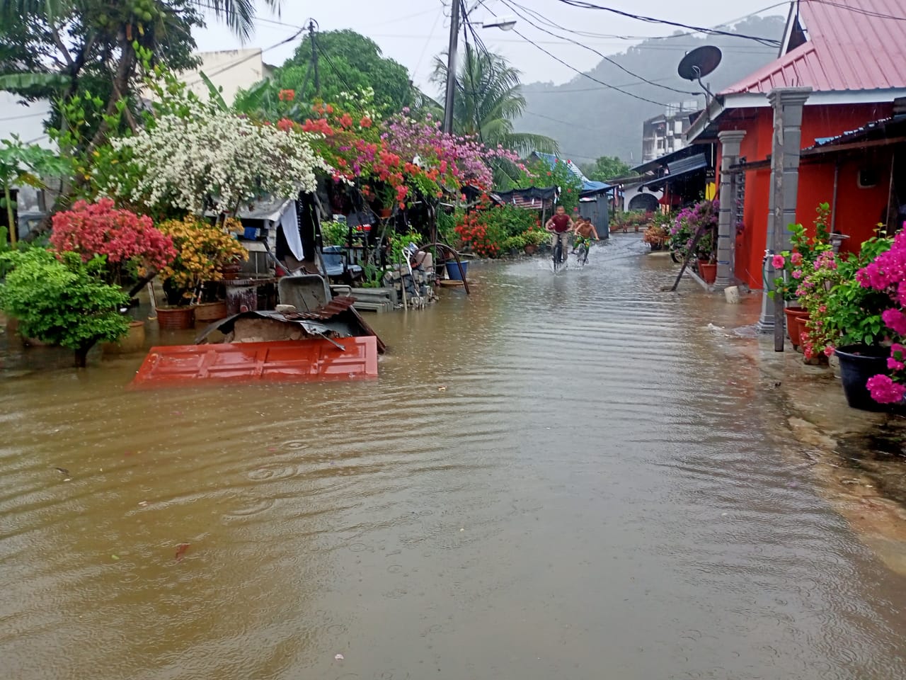 10 Rumah Dilanda Banjir Kilat Di Balik Pulau Kosmo Digital 1716