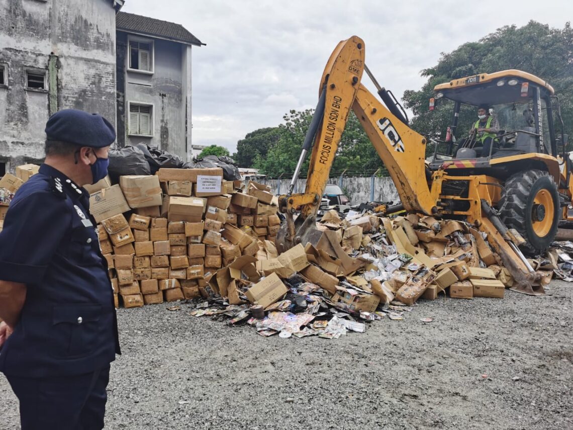 Peralatan Judi, CD, DVD Cetak Rompak Bernilai RM640,690 Dilupus - Kosmo ...