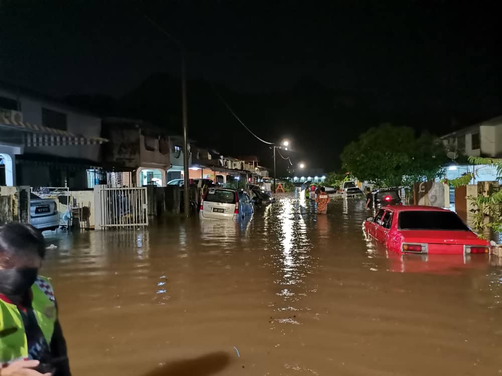 Air longkang terhalang punca banjir kilat di Taman Cempaka - Kosmo 