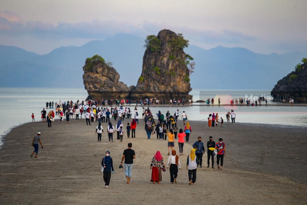 Pengunjung Teruja Nikmati Fenomena Air Surut Penuh Di Pantai Tanjung