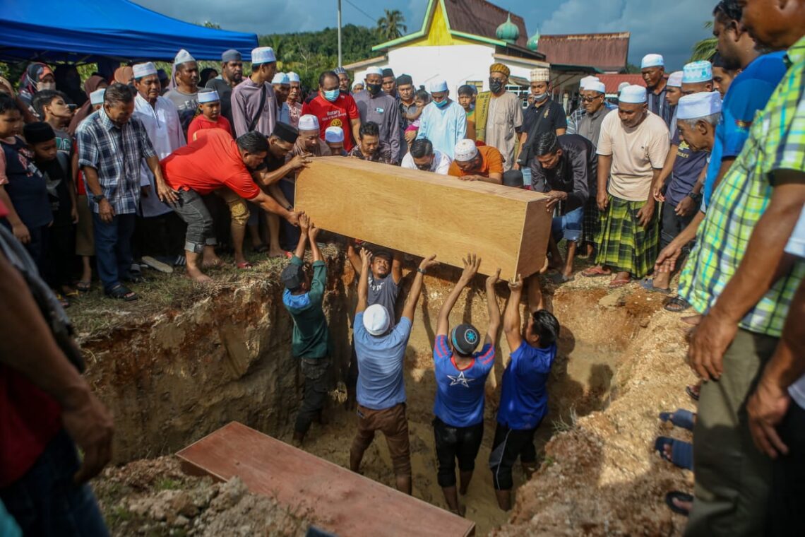 Jenazah Tiga Beranak Selamat Dikebumikan - Kosmo Digital