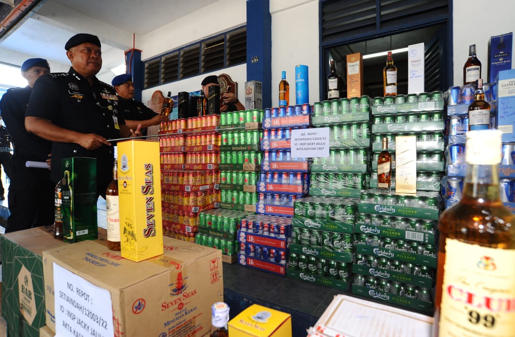 Kedai runcit jadi pelindung kegiatan jual arak RM1.1 juta