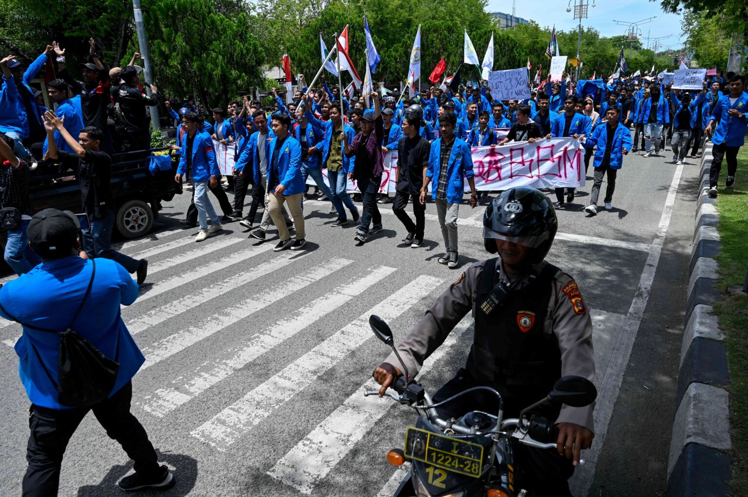 Ribuan Peserta Demonstrasi Banjiri Sekitar Parlimen Indonesia - Kosmo ...