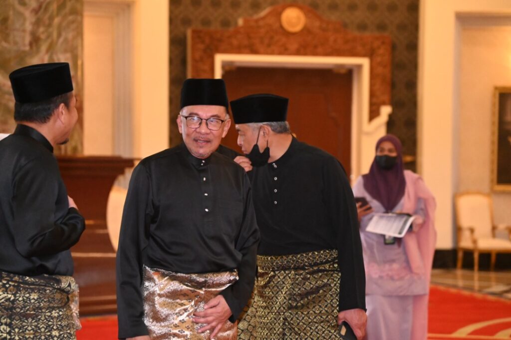 PM10: Anwar Ibrahim Selesai Angkat Sumpah Di Istana Negara - Kosmo Digital